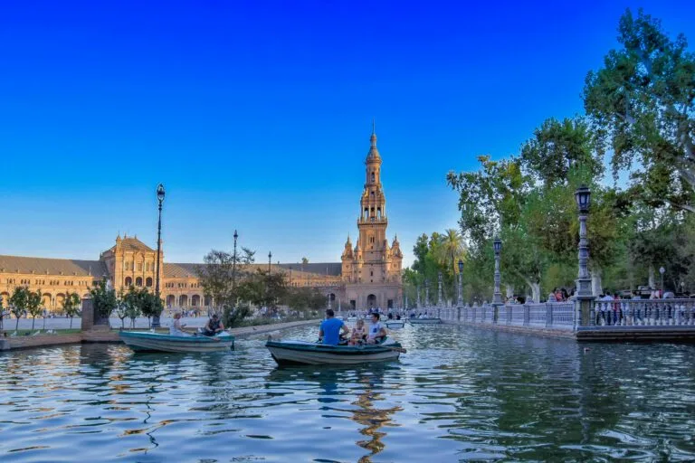 El canal y la arquitectura de la Plaza de España